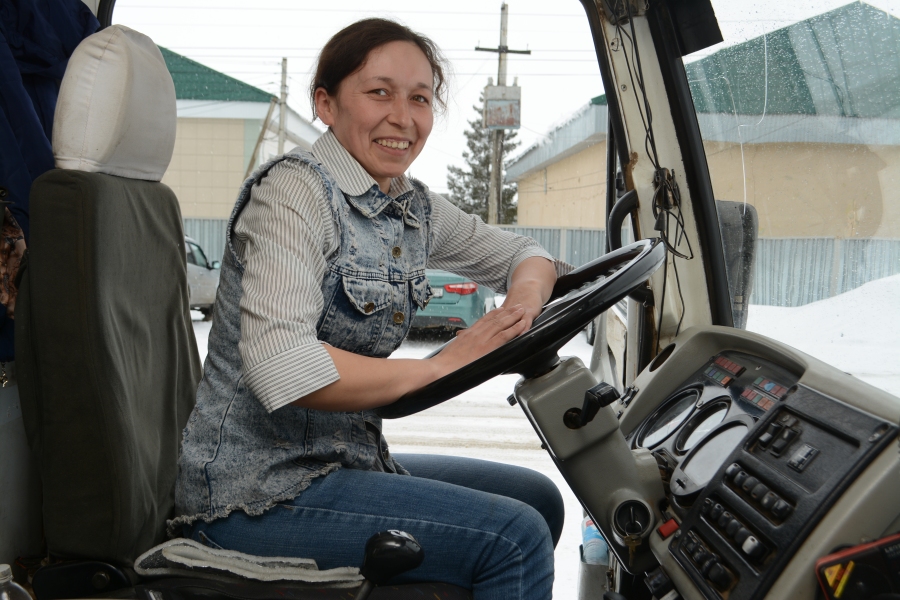 Работа водителем в астана. Женщина водитель автобуса. Женщины водители общественного транспорта.
